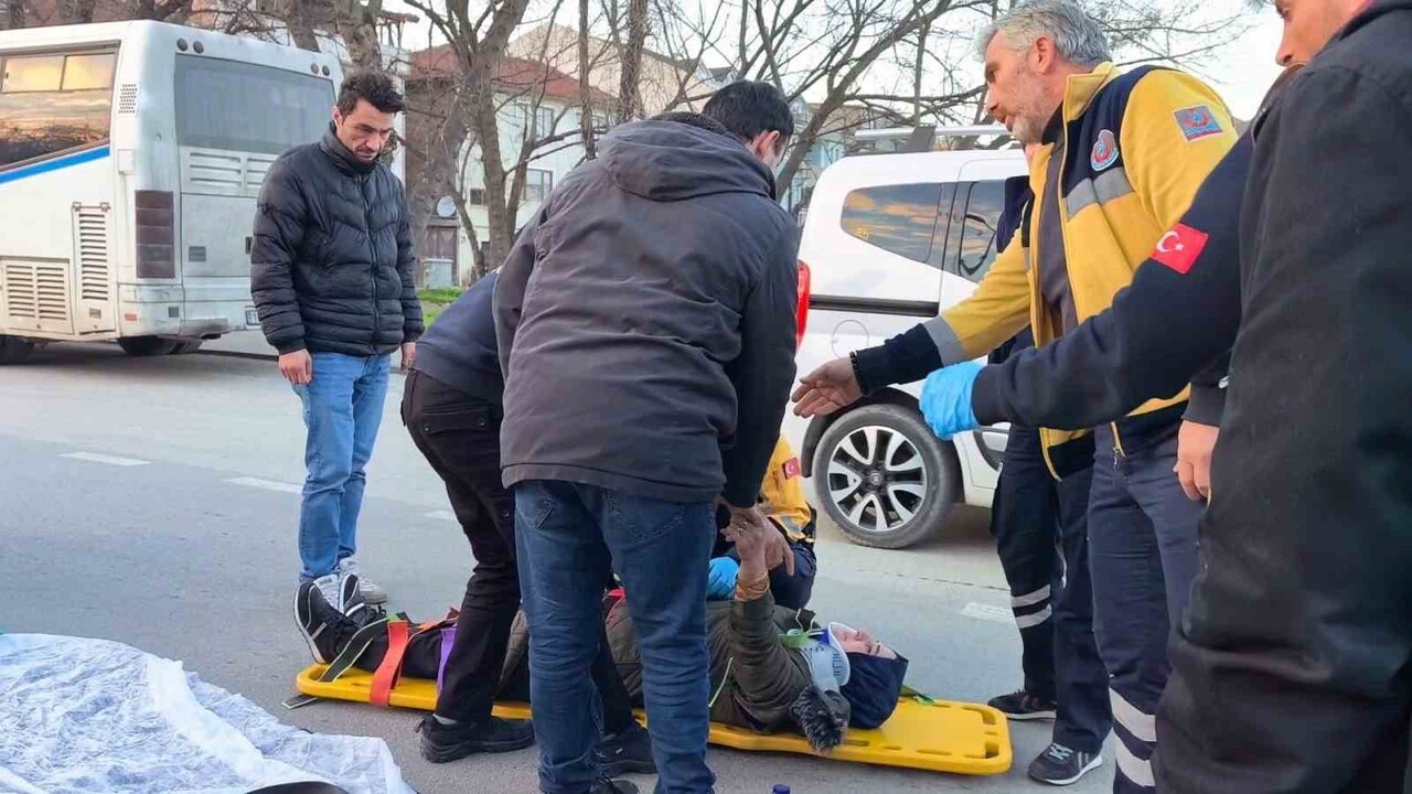 KAZA SAAT 17.00 SIRALARINDA BURHANİYE MAHALLESİ PARKYOLU CADDESİNDE MEYDANA GELDİ. CADDE ÜZERİNDE...