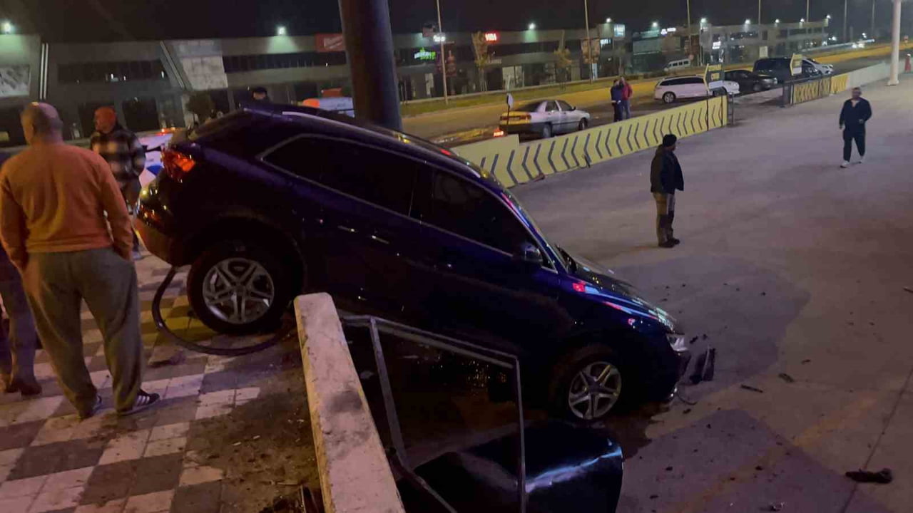 KAZA YAPAN ALKOLLÜ SÜRÜCÜ "TRAKYALIYIM BEN BE YA HİÇ BİR ŞEYİM YOK" DİYEREK POLİSE SARILMAK...