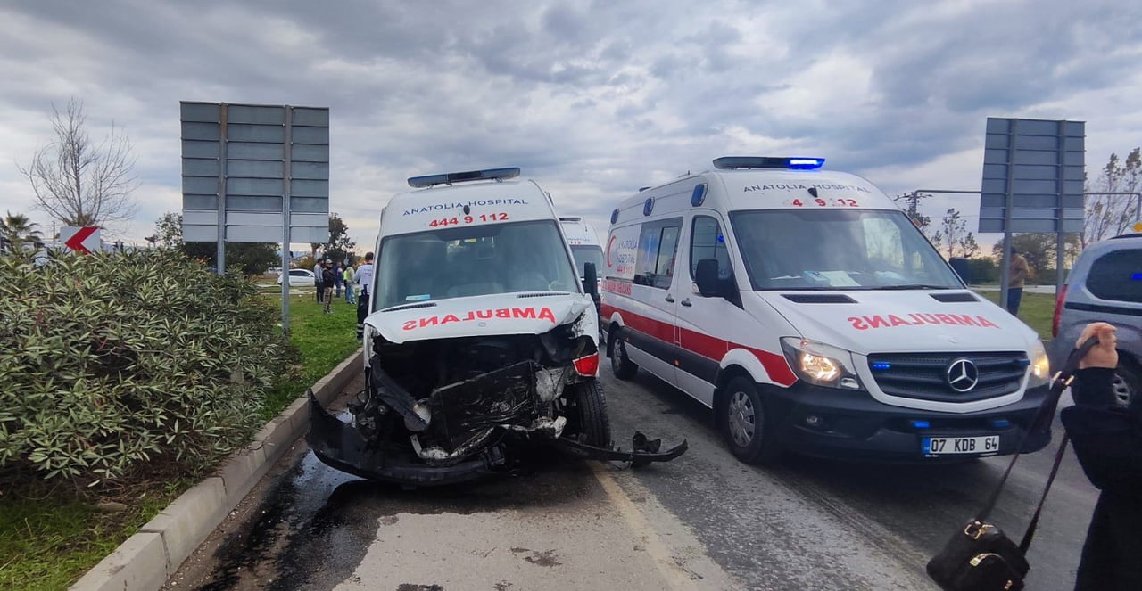 KAZAYA KARIŞAN AMBULANSIN ÖZEL BİR HASTANEYE AİT OLDUĞU VE ALANYA'DAN ANTALYA'YA HASTA GÖTÜRDÜĞÜ...