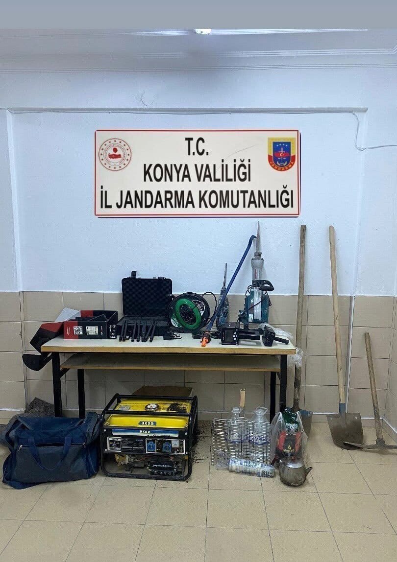 KAZI ALANINDA 3 ADET ÖZEL TARAMA CİHAZI, 2 ADET KÜREK, 1 ADET KAZMA, 1 ADET BÜYÜK HİLTİ, 1 ADET...