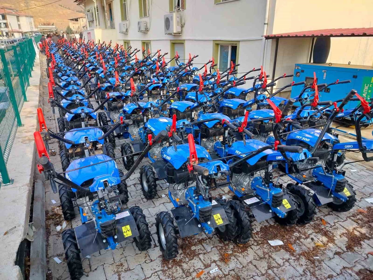 KEBAN'DA ÇİFTÇİLERE ÇAPA, BADEM SİLKELEME VE CEVİZ SOYMA MAKİNELERİ DAĞITILDI