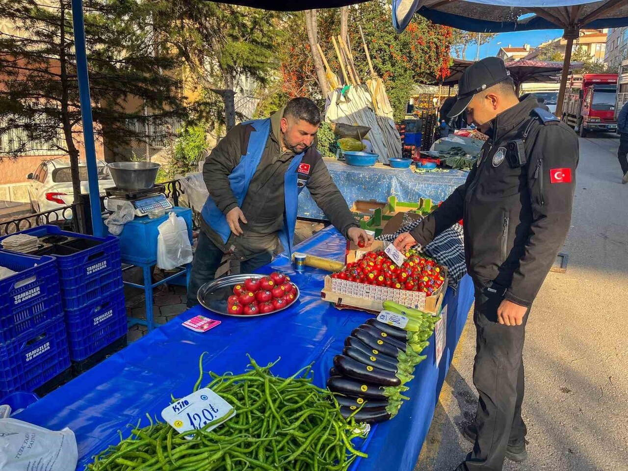 KEÇİÖREN BELEDİYESİ ZABITA MÜDÜRLÜĞÜ TARAFINDAN PAZARLARDA SÜRDÜRÜLEN YAKA KAMERALI DENETİM...