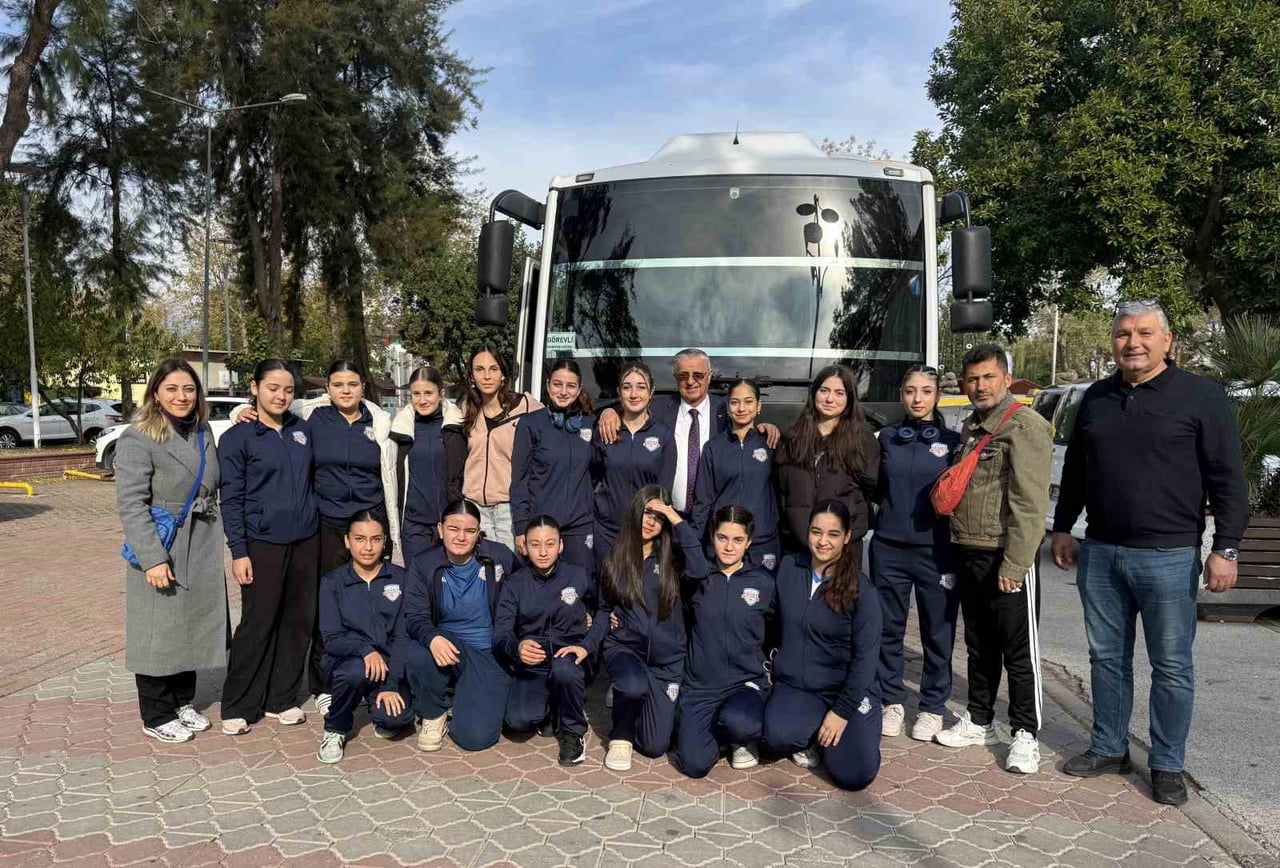 KEMER BELEDİYE BAŞKANI NECATİ TOPALOĞLU, KEMER BELEDİYE MERKEZ SPOR VOLEYBOL GENÇ TAKIMI İLE KÜÇÜK...
