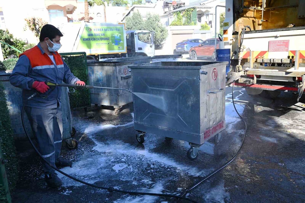 KEMER BELEDİYESİ TEMİZLİK İŞLERİ MÜDÜRLÜĞÜ EKİPLERİ, İLÇE GENELİNDEKİ ÇÖP KONTEYNERLERİNİ SICAK VE...