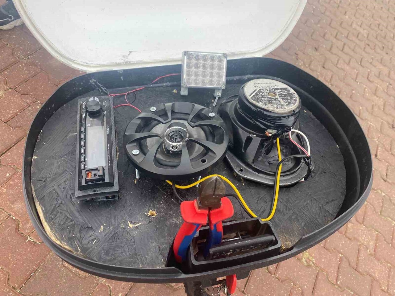 KENDİ BAŞINA BİSİKLETİNE BAĞLADIĞI MÜZİK SİSTEMİNİ AÇARAK HER GÜN OKULA GELEN ÖZEL REHABİLİTASYON...