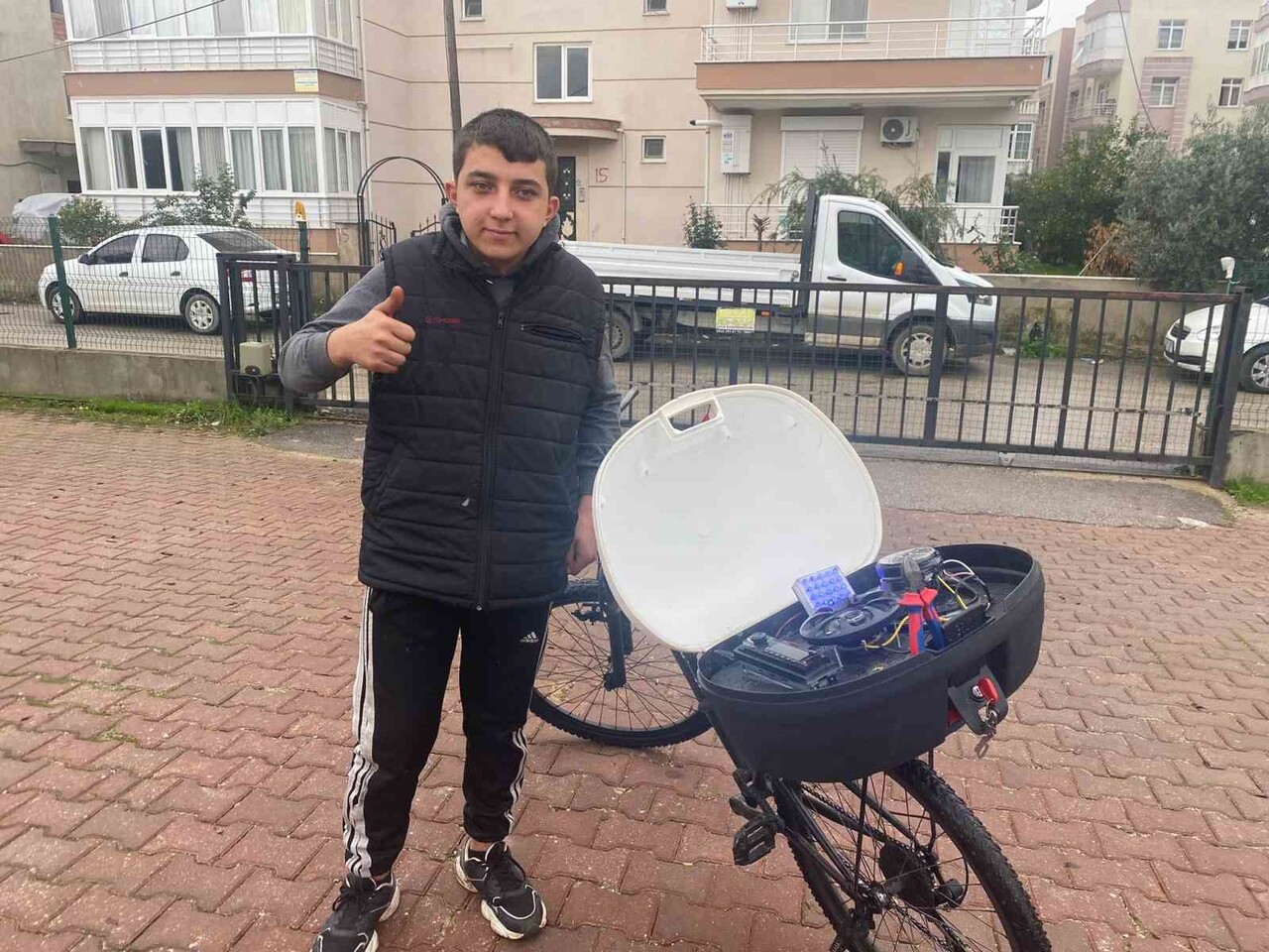 KENDİ BAŞINA BİSİKLETİNE BAĞLADIĞI MÜZİK SİSTEMİNİ AÇARAK HER GÜN OKULA GELEN ÖZEL REHABİLİTASYON...