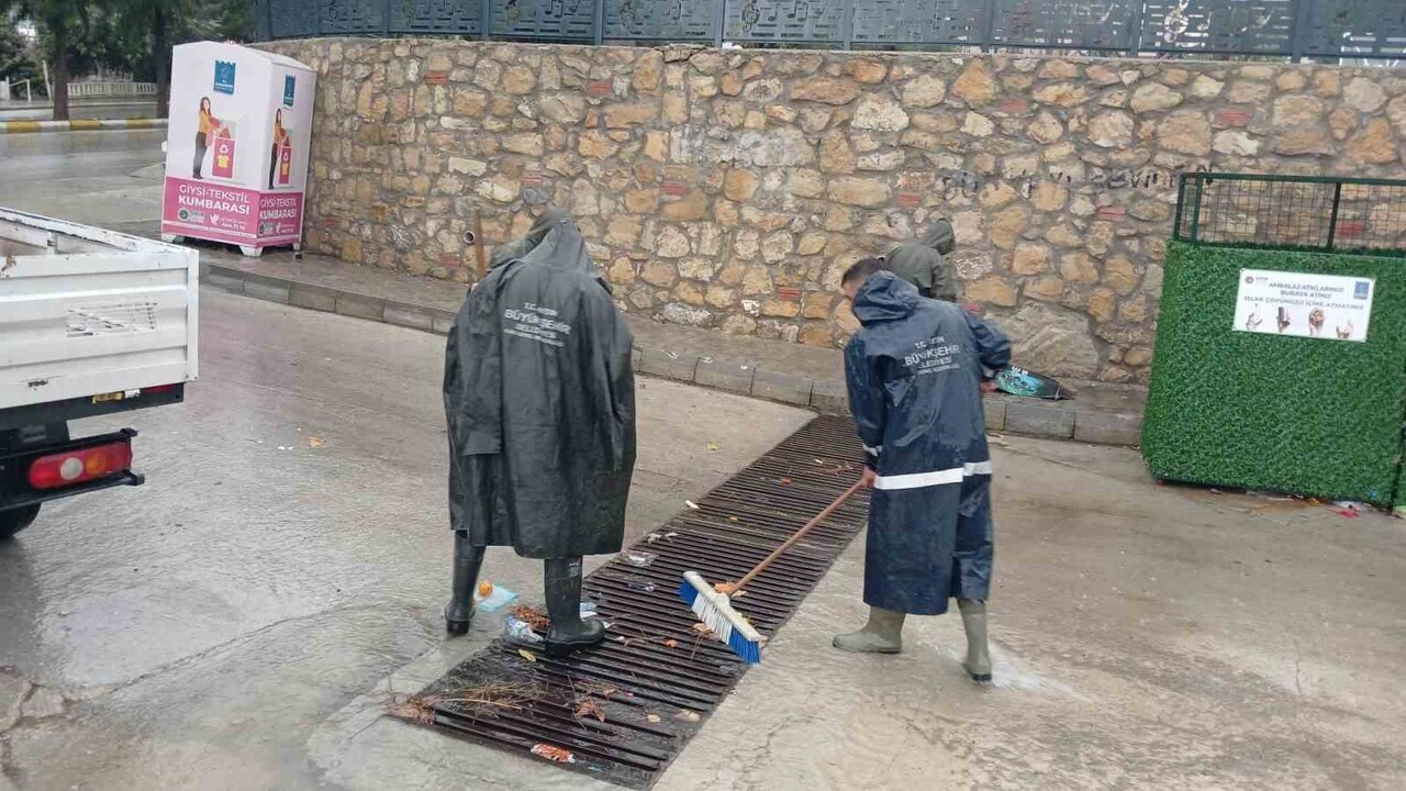 KENT GENELİNDE ETKİLİ OLAN SAĞANAK YAĞIŞA KARŞI TEYAKKUZA GEÇEN AYDIN BÜYÜKŞEHİR BELEDİYESİ VE...