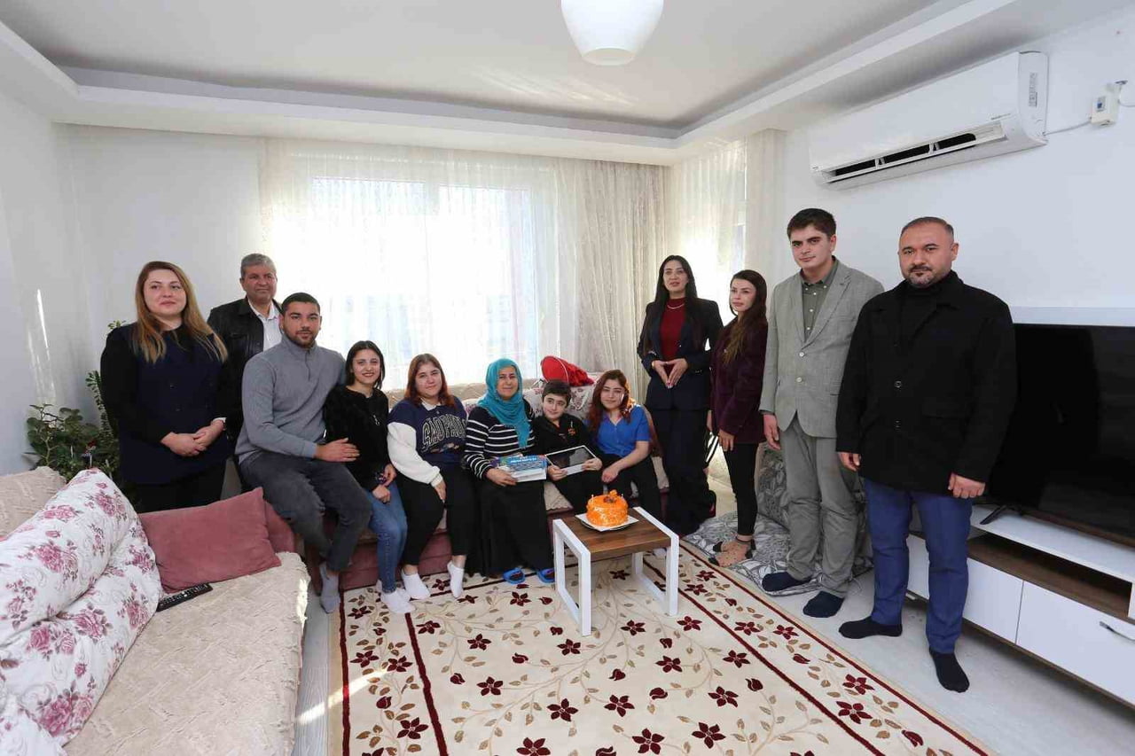 KEPEZ BELEDİYESİ’NİN ENGELSİZ SANAT PROJESİ, 13 YAŞINDAKİ YETENEKLİ GENÇ RESSAM MUSA GÜL’ÜN...