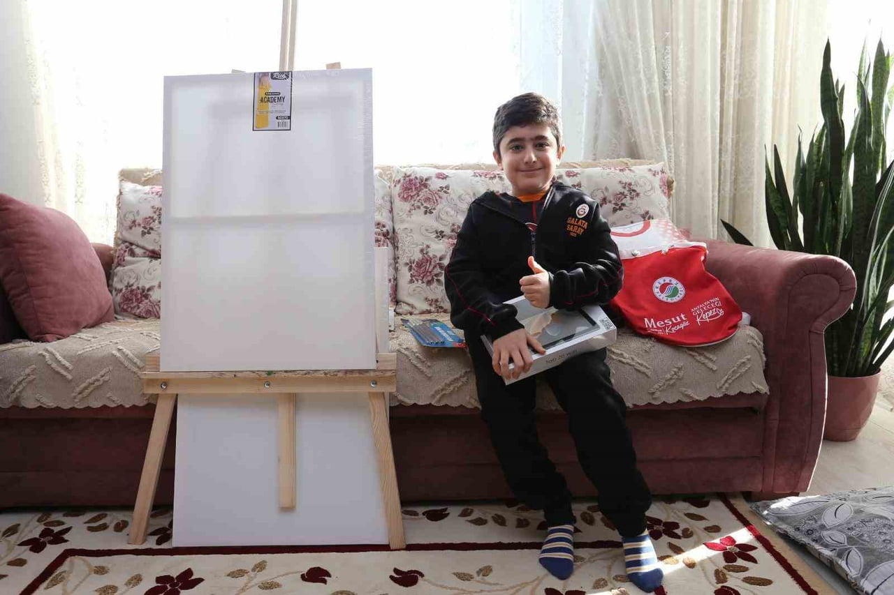 KEPEZ BELEDİYESİ’NİN ENGELSİZ SANAT PROJESİ, 13 YAŞINDAKİ YETENEKLİ GENÇ RESSAM MUSA GÜL’ÜN...