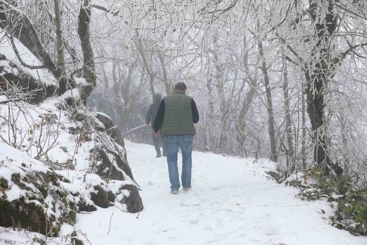 KEREMALİ YAYLASI, GECE SAATLERİNDE BAŞLAYAN KAR YAĞIŞININ ARDINDAN BEYAZA BÜRÜNDÜ.