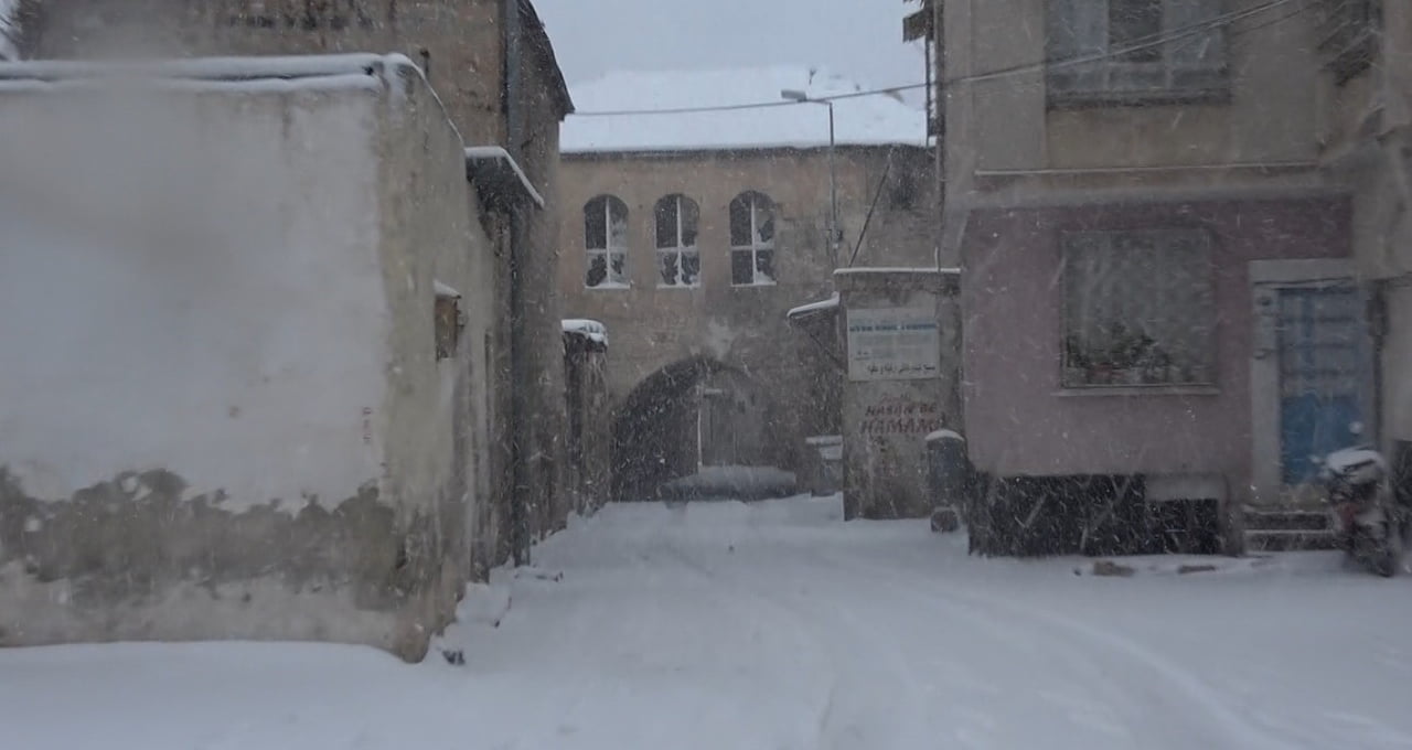 KİLİS'TE GECEDEN BU YANA DEVAM EDEN KAR YAĞIŞI, ŞEHİR MERKEZİ, SOKAKLAR VE CADDELERİ BEYAZA...
