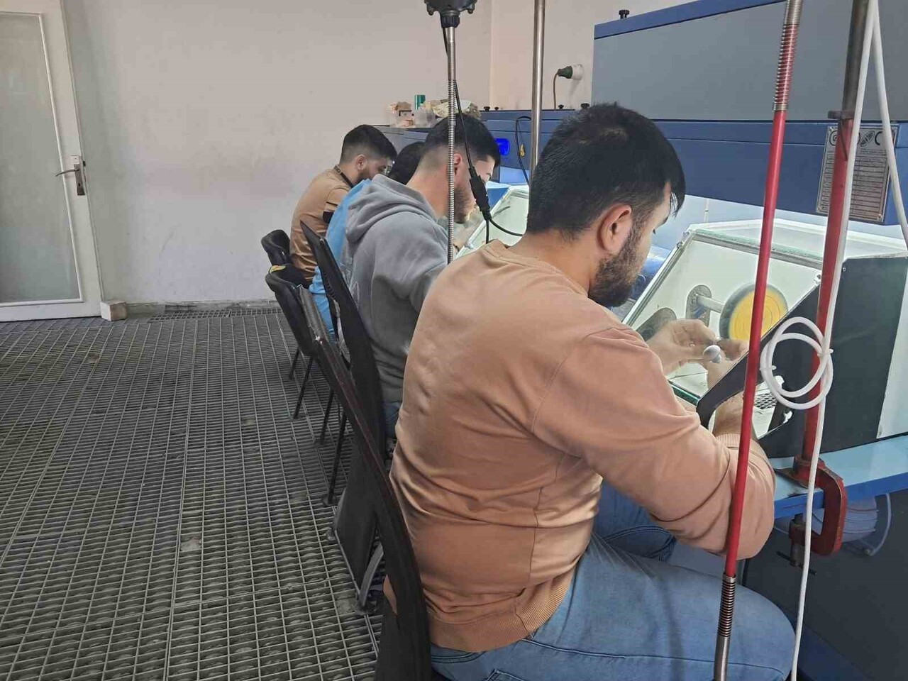 KİLİS'TE MODERN KUYUMCULUK ATÖLYESİNDE USTALAR VE ÇIRAKLAR EL ELE VEREREK TÜRKİYE'NİN DÖRT BİR...