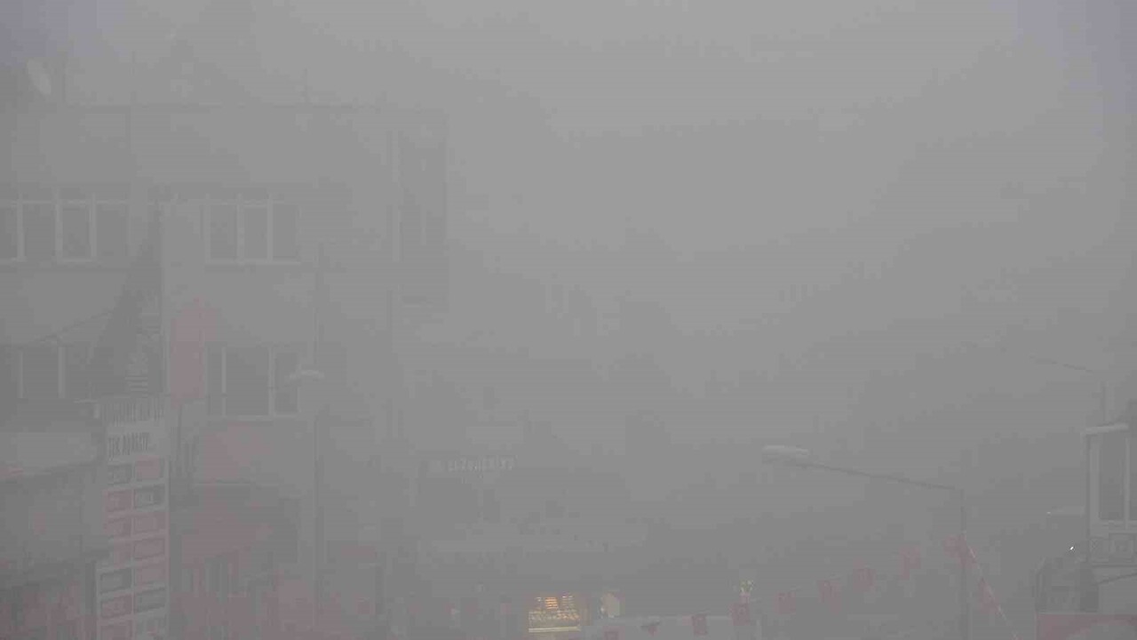 KİLİS'TE SABAH SAATLERİNDE ETKİLİ OLAN SİS, KENTTE ÖĞLENE KADAR GÖRÜŞ MESAFESİNİ...