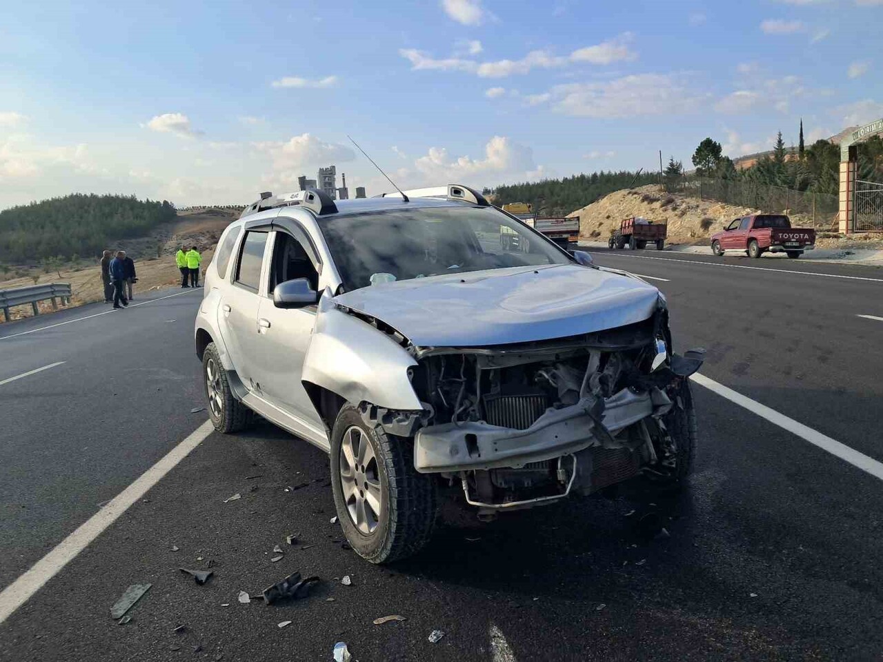 KİLİS-HATAY KARAYOLUNDA PANELVANLA JEEP ÇARPIŞTI: 3 KİŞİ YARALANDI