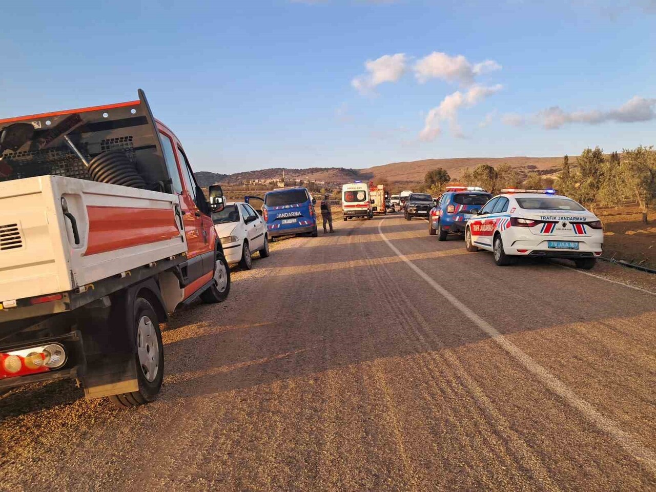 KİLİS’TE İKİ ARAÇ KAFA KAFAYA ÇARPIŞTI: 1’İ AĞIR 3 YARALI