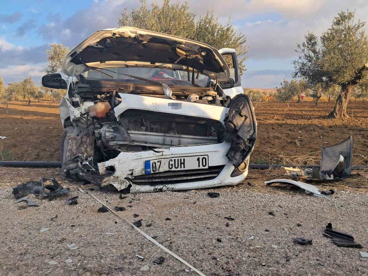 KİLİS’TE İKİ ARAÇ KAFA KAFAYA ÇARPIŞTI: 1’İ AĞIR 3 YARALI