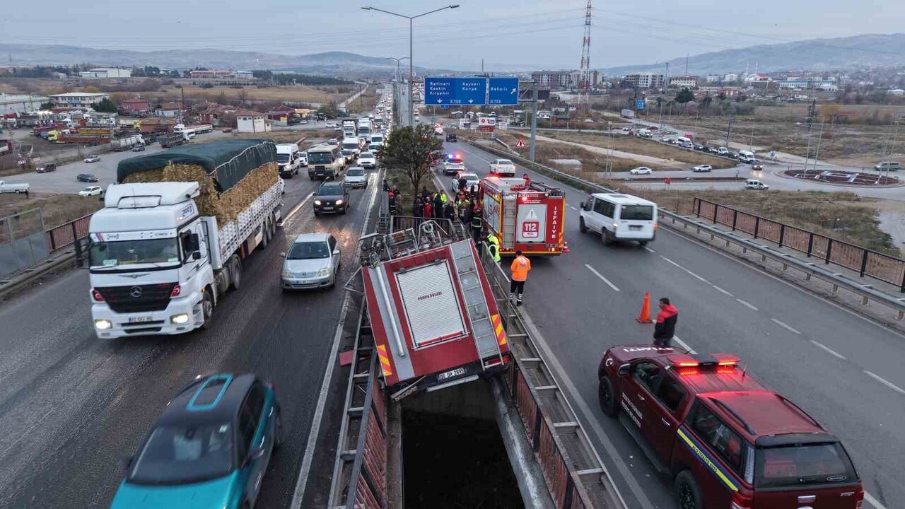 KIRIKKALE'DE, MKE’YE AİT BİR İTFAİYE ARACININ KONTROLDEN ÇIKARAK İKİ KÖPRÜ ARASINA ASILI KALDIĞI...