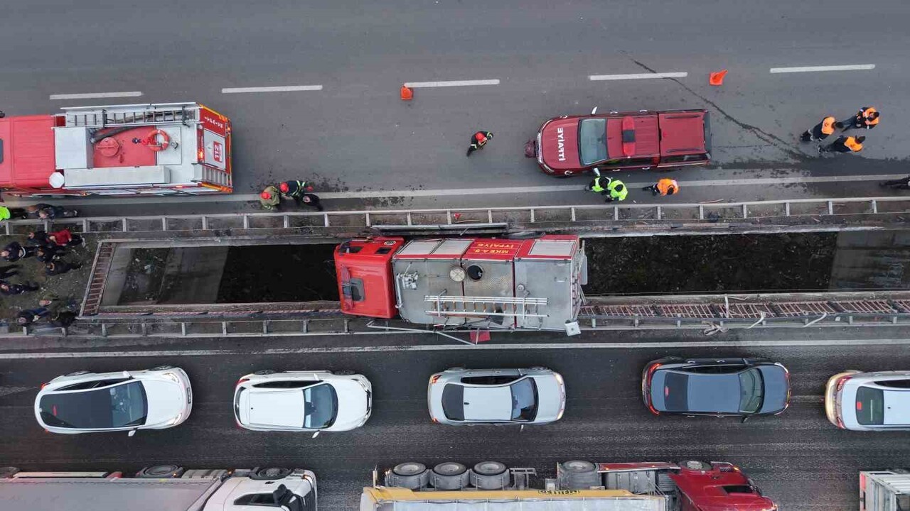 KIRIKKALE'DE, MKE’YE AİT BİR İTFAİYE ARACININ KONTROLDEN ÇIKARAK İKİ KÖPRÜ ARASINA ASILI KALDIĞI...