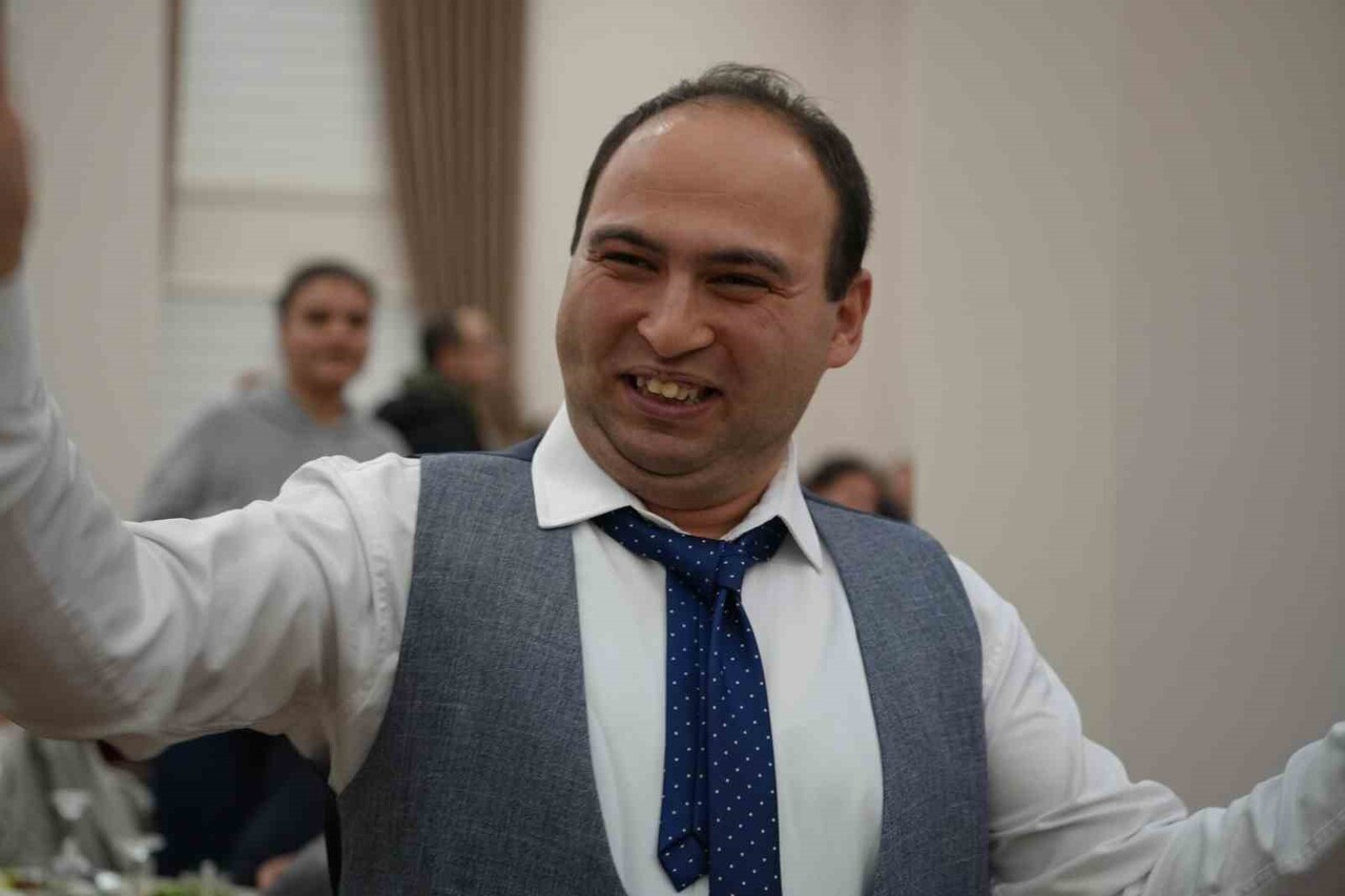 KIRIKKALE'DE ÖZEL BİREYLER DÜZENLENEN PROGRAMDA MÜZİK EŞLİĞİNDE OYNAYIP HALAY ÇEKEREK GÖNÜLLERİNCE...