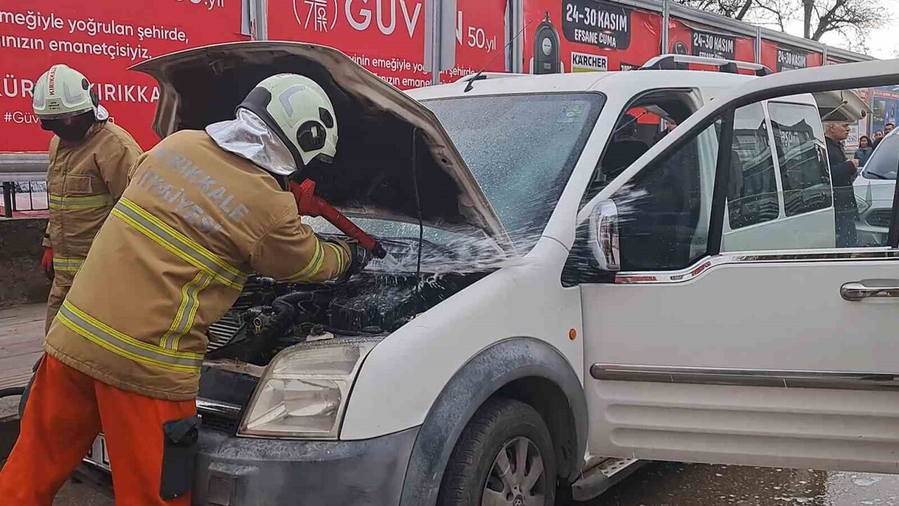 KIRIKKALE'DE SEYİR HALİNDEKİ BİR ARACIN MOTOR BÖLÜMÜNDE ÇIKAN YANGIN, OLAY YERİNE SEVK EDİLEN...