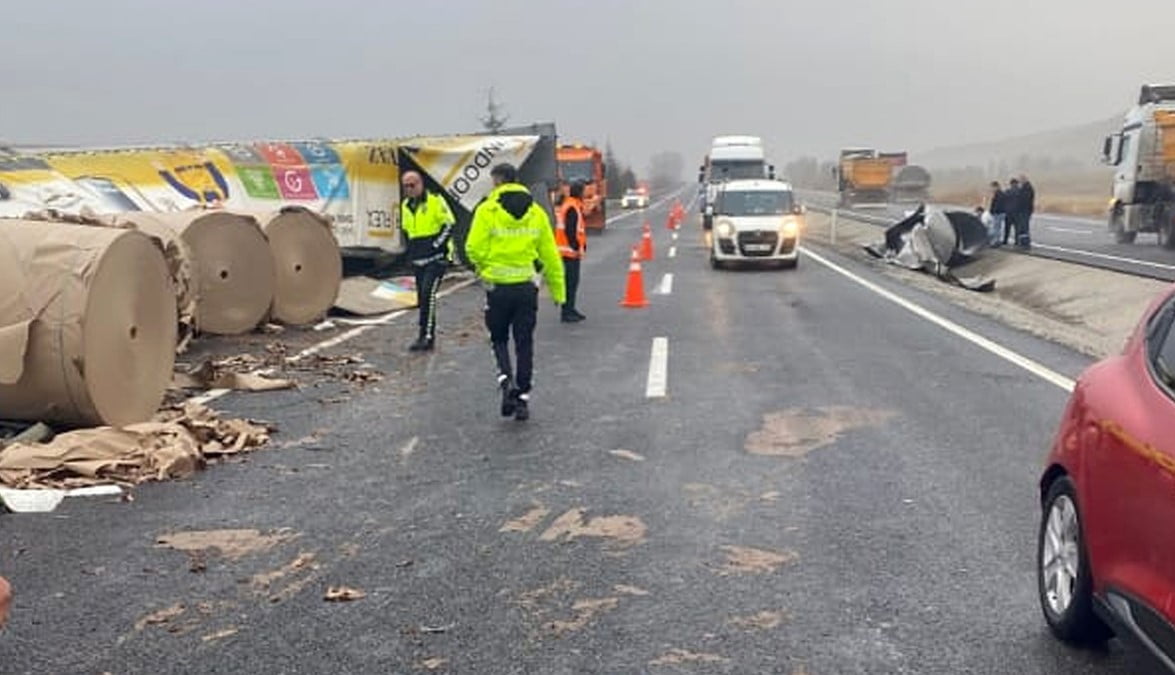 KIRIKKALE'DE YABAN DOMUZUNA ÇARPMAMAK İÇİN MANEVRA YAPAN TIRIN ŞARAMPOLE DEVRİLMESİ SONUCU...