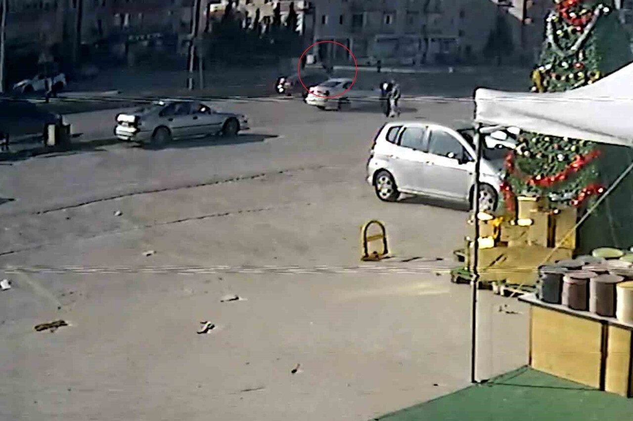 KIRIKKALE'DE YOLUN KARŞISINA GEÇMEK İSTERKEN OTOMOBİLİN ÇARPTIĞI YAŞLI KADIN YARALANDI. KAZA ANI...