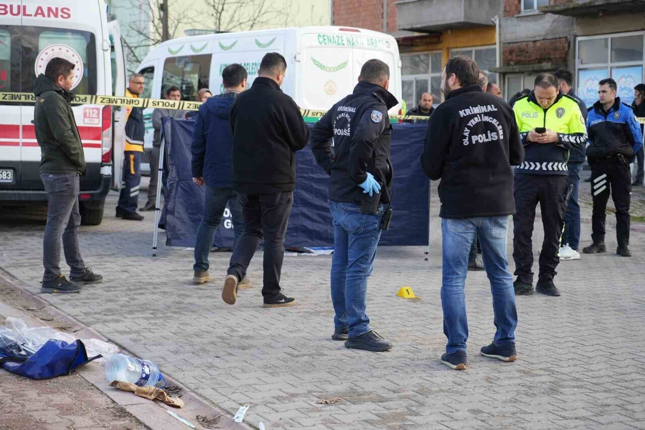 KIRIKKALE'DE YOLUN KARŞISINA GEÇMEK İSTEYEN YAŞLI KADIN, KAMYONUN ÇARPMASI SONUCU OLAY YERİNDE...