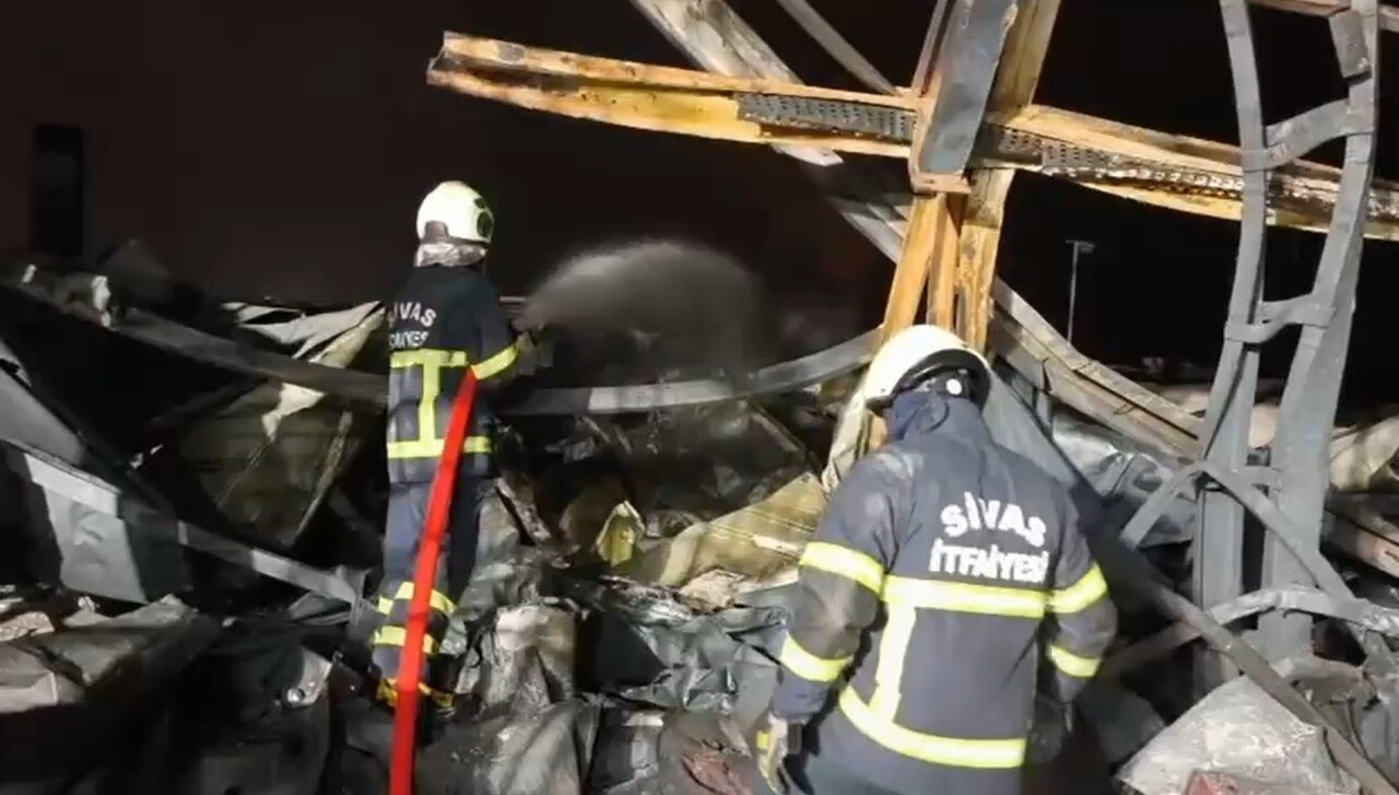 KIRIKKALE’DE BİR KİMYA FABRİKASINDA ÇIKAN YANGINA SİVAS’TAN GİDEN EKİPLER, SÖNDÜRME ÇALIŞMALARINA...