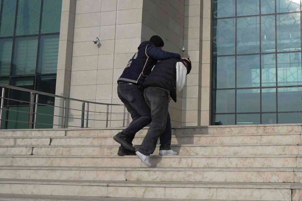 KIRIKKALE’DE GECE SAATLERİNDE BİR GENCİN DARP EDİLEREK GASP EDİLDİĞİ, ÇIPLAK GÖRÜNTÜLERİNİN KAYDA...