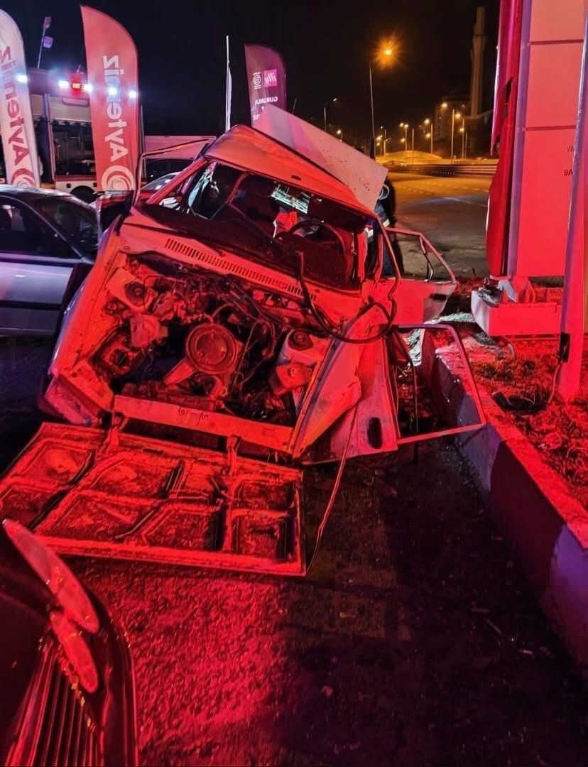 KIRIKKALE’DE KONTROLDEN ÇIKAN OTOMOBİLİN, BİR AKARYAKIT İSTASYONUNDA PARK HALİNDEKİ 3 ARACA...