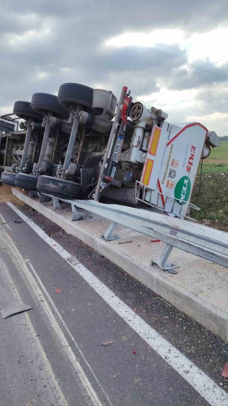KIRKLARELİ'NİN LÜLEBURGAZ İLÇESİNE BAĞLI ALACAOĞLU KÖYÜ YOLUNDA YEM YÜKLÜ BİR TIRIN KÖPRÜ ÜZERİNDE...