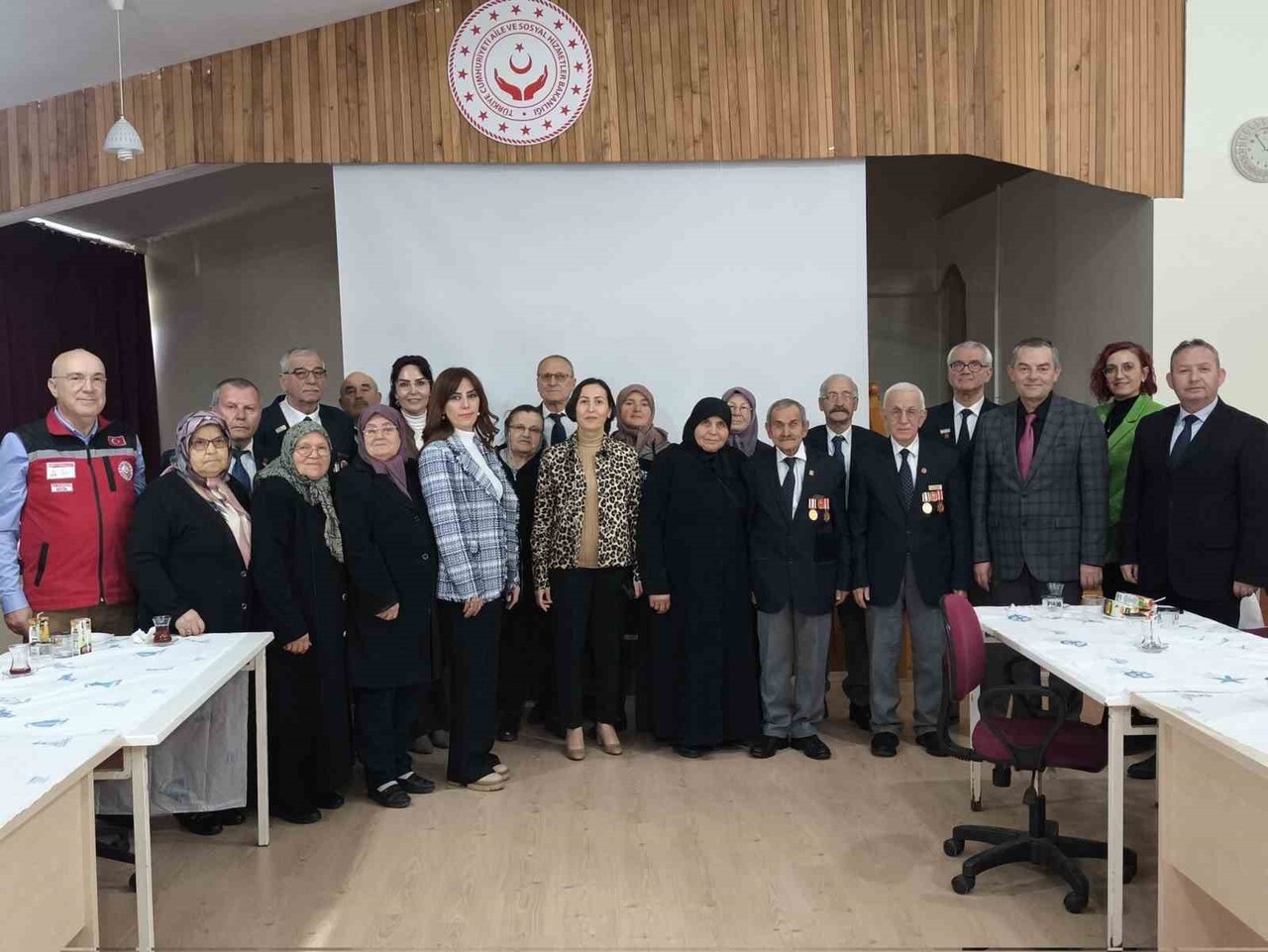 KIRKLARELİ MERKEZDE İKAMET EDEN ŞEHİT YAKINLARI VE GAZİLER İÇİN EBRU SANATI KURSU AÇILDI.
