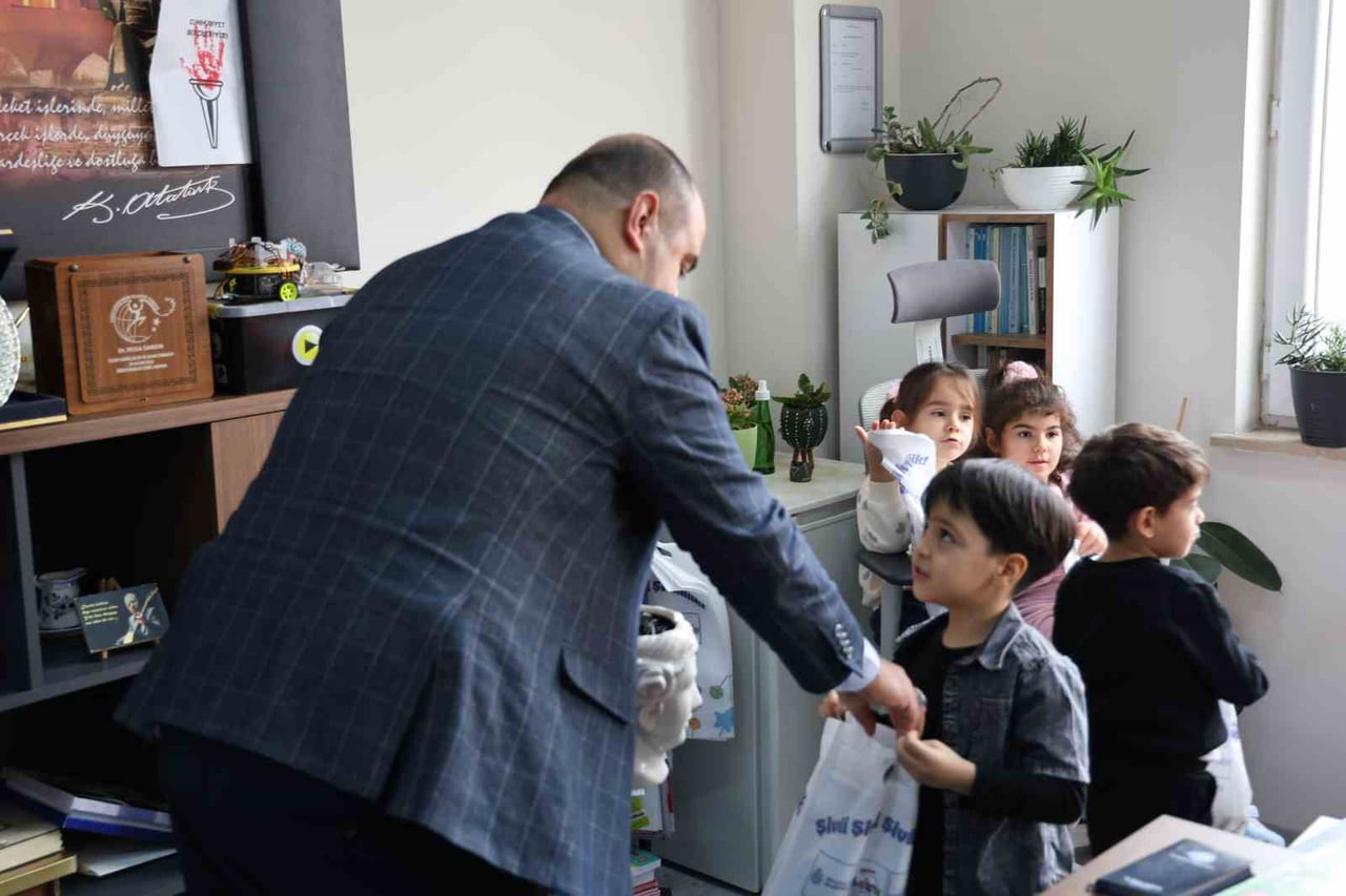 KIRŞEHİR'DE 30 AĞUSTOS ZAFER İLKOKULU'NDA GERÇEKLEŞTİRİLEN ETKİNLİKTE KONYA'DAN GÖNDERİLEN 100...