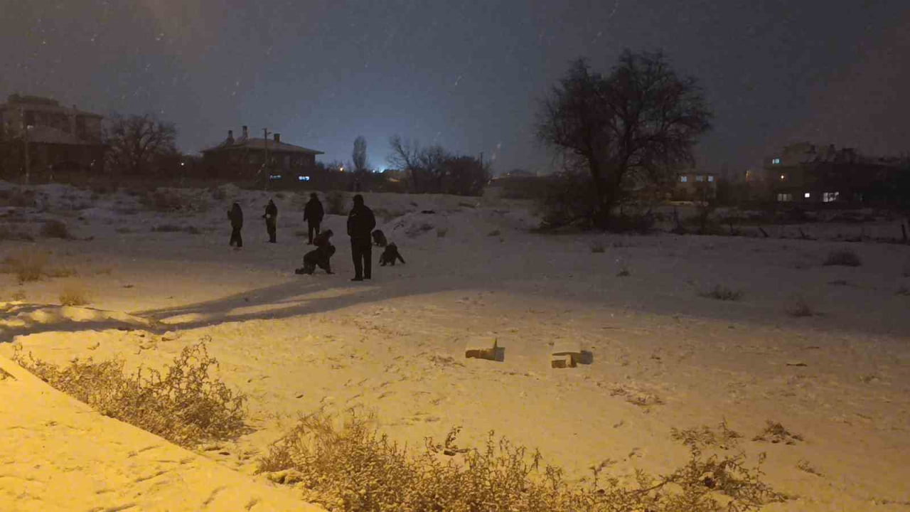 KIRŞEHİR'DE SABAH SAATLERİNDEN İTİBAREN ETKİLİ OLAN SOĞUK HAVA, AKŞAM SAATLERİNDE YERİNİ KAR...