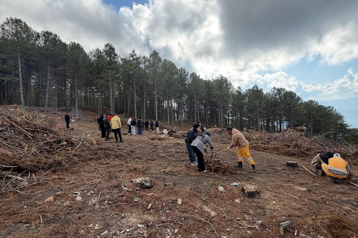 KIRŞEHİR’DEN GELEN ÜNİVERSİTE ÖĞRENCİLERİ ÇİNE’DE FİDAN DİKTİ