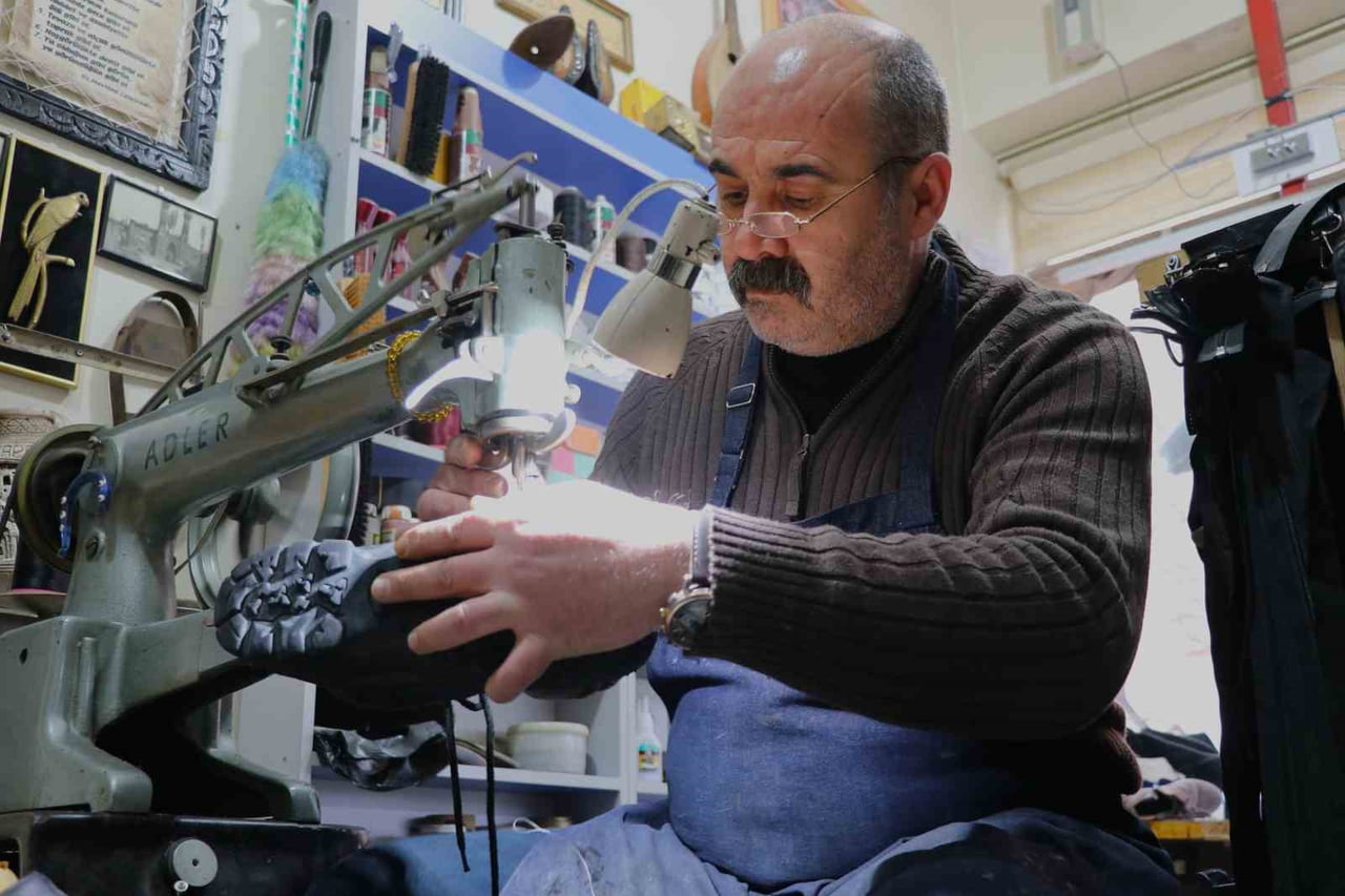 KIŞ AYLARININ GELMESİYLE BİRLİKTE VATANDAŞLAR, BOTLARININ TABAN VE AÇILMA TAMİRLERİ İÇİN AYAKKABI...