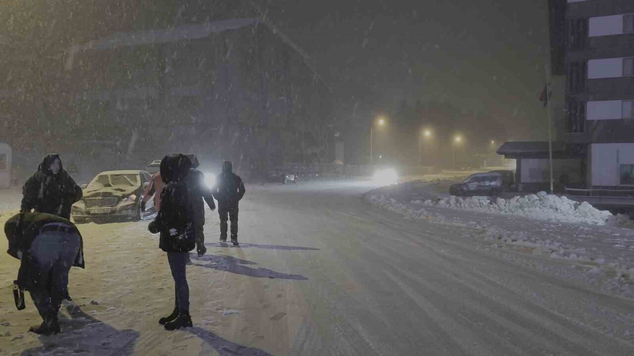 KIŞ TURİZMİNİN GÖZDE MERKEZLERİNDEN ULUDAĞ, AKŞAM SAATLERİNDE ETKİSİNİ ARTIRAN YOĞUN KAR YAĞIŞIYLA...