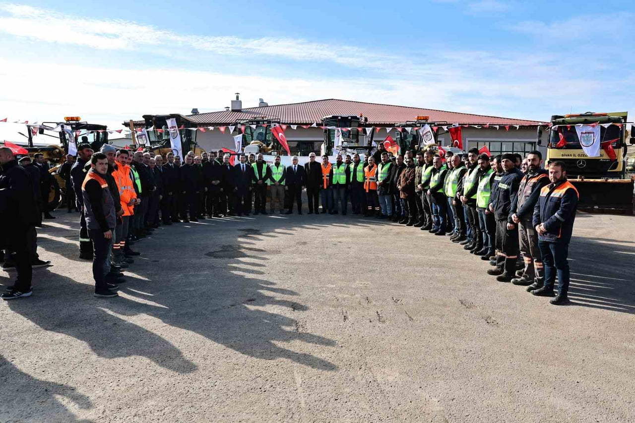 KIŞIN EN SERT GEÇTİĞİ İLLERDEN BİRİSİ OLAN SİVAS’TA İL ÖZEL İDARE KARLA MÜCADELE EKİPLERİ KIŞ...