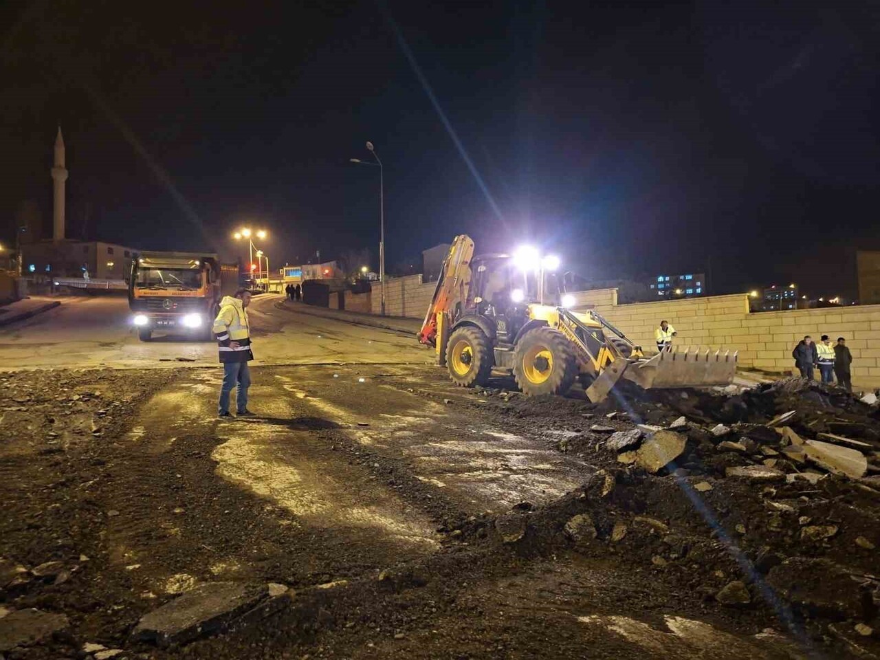 KIŞLA RAMPASININ ASFALTI YENİLENİYOR