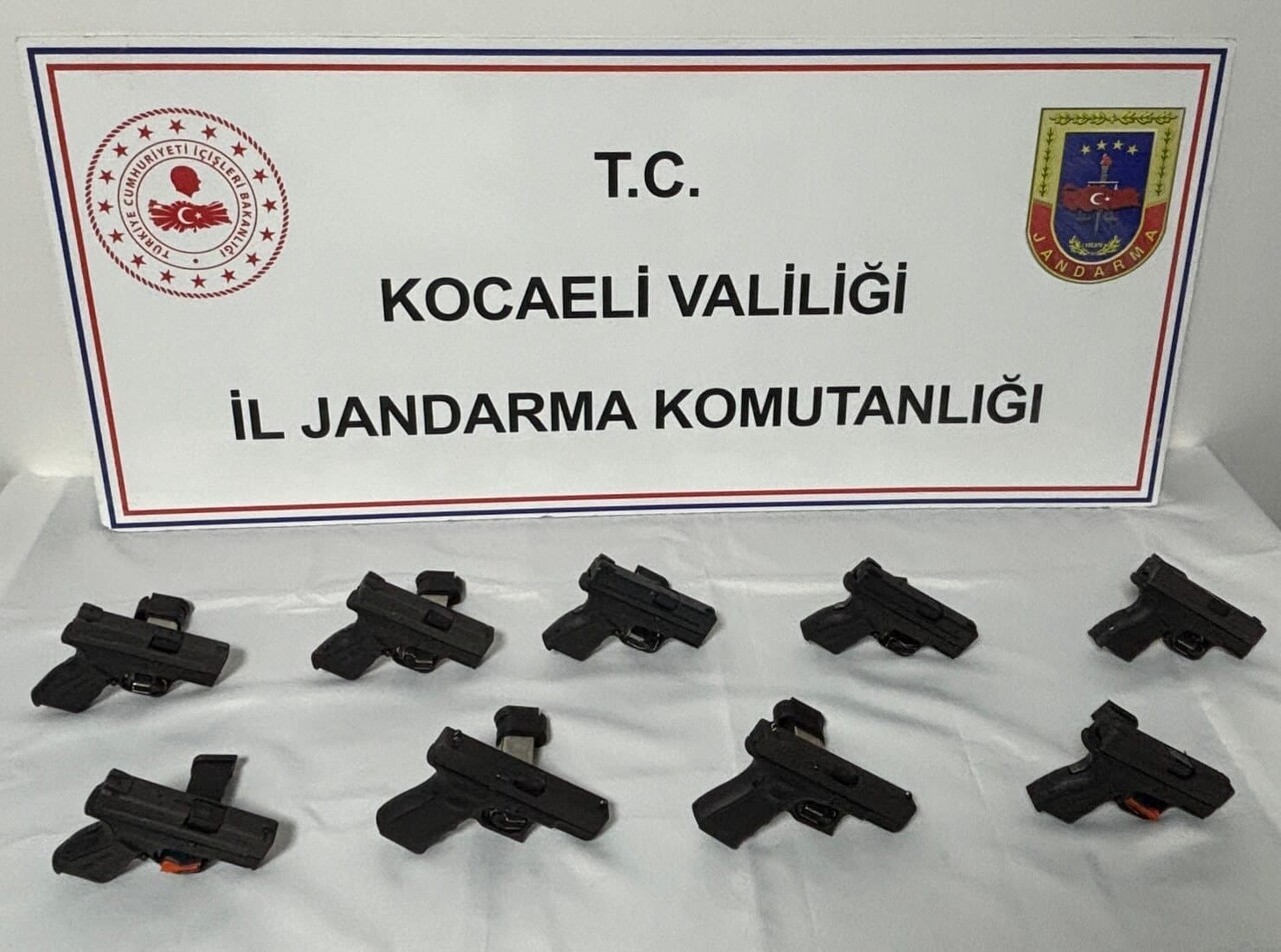 KOCAELİ'DE 4 ARAÇTA YAPILAN ARAMALARDA 9 RUHSATSIZ TABANCA İLE ŞARJÖRLERİ, PİYASA DEĞERİ YAKLAŞIK...