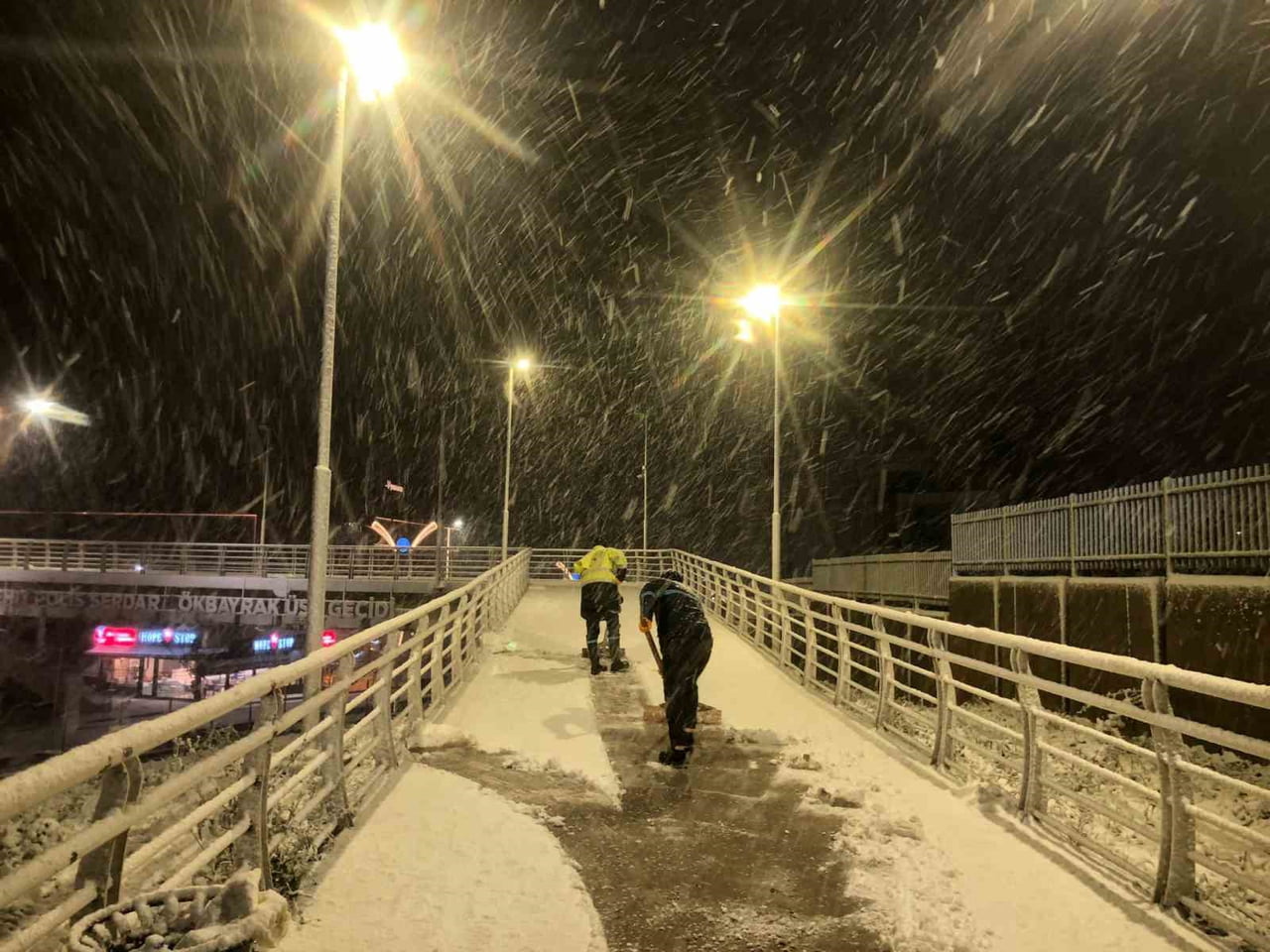 KOCAELİ'DE BELEDİYE EKİPLERİ, KENTTE ETKİLİ OLAN KAR YAĞIŞI NEDENİYLE ULAŞIMDA AKSAMA YAŞANMAMASI...