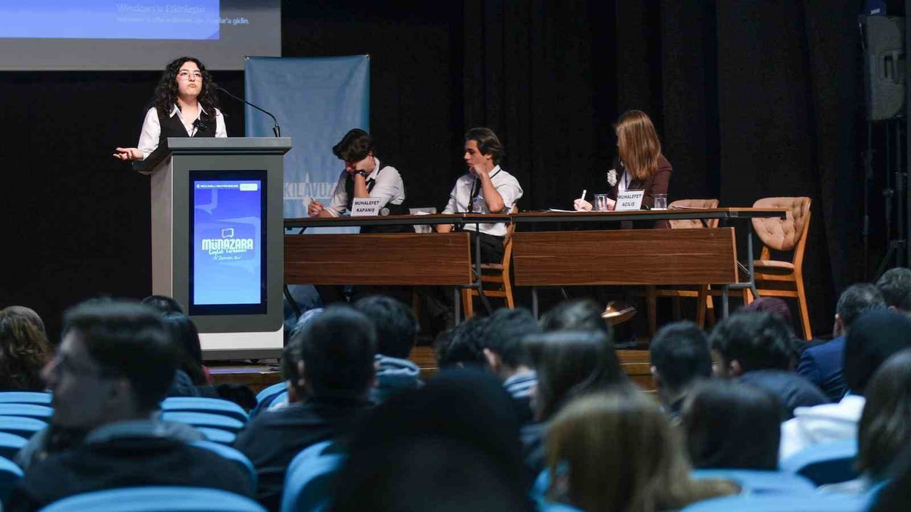 KOCAELİ'DE DÜZENLENEN LİSELER ARASI MÜNAZARA ÇAYLAK TURNUVASI'NDA DÜŞÜNEN VE SORGULAYAN CESUR...