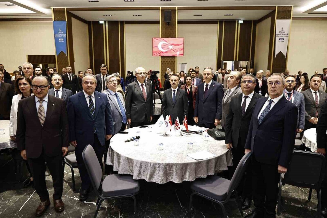 KOCAELİ'DE DÜZENLENEN MESLEKİ EĞİTİM ÇALIŞTAYINDA BİR ARAYA GELEN SANAYİCİLER VE AKADEMİSYENLER...