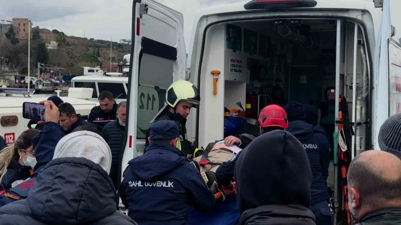 KOCAELİ'DE SAHİLDE DENİZDE ÇIRPINAN BİR VATANDAŞ, ÇEVREDEKİ KİŞİLERİN İHBARI ÜZERİNE SAHİL...