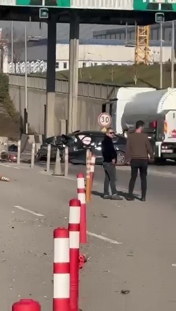 KOCAELİ'DE TEM OTOYOLU GİŞELERİNE ÇARPAN OTOMOBİLDEKİ 2 KİŞİ AĞIR YARALANDI.