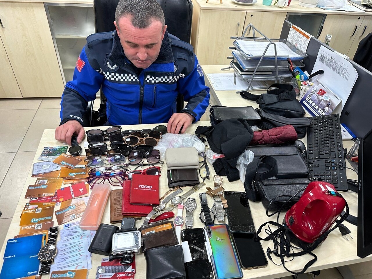 KOCAELİ'DE VATANDAŞLARIN PARK, BULVAR VE DURAK GİBİ SOSYAL ALANLARDA UNUTTUĞU EŞYALAR, ZABITA...