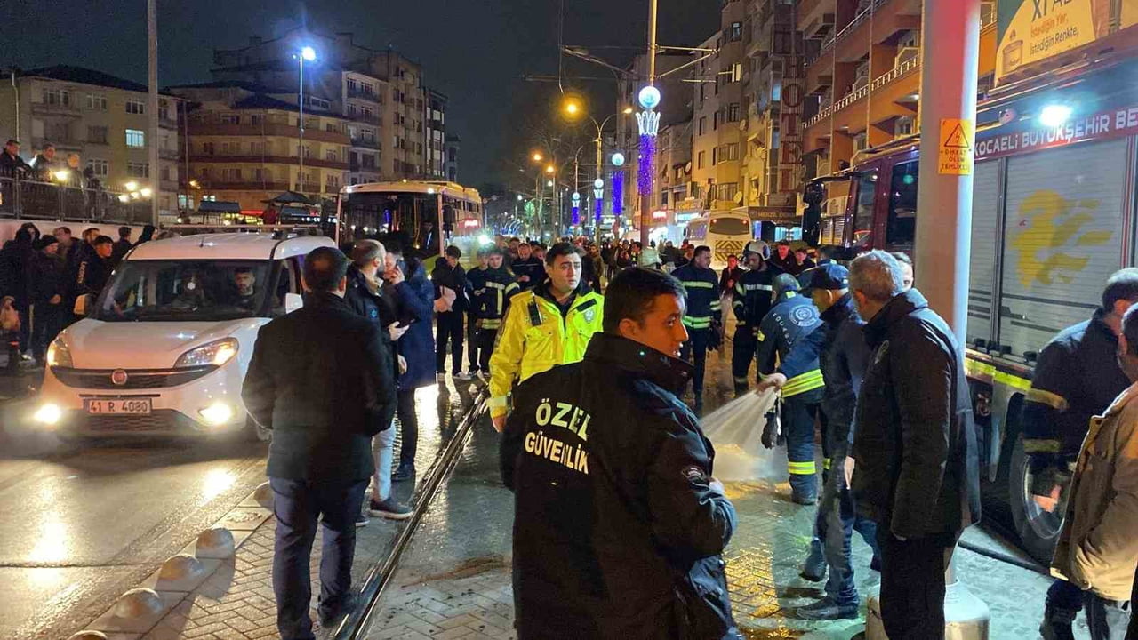 KOCAELİ'DE YOLUN KARŞISINA GEÇMEYE ÇALIŞAN 71 YAŞINDAKİ KADIN TRAMVAYIN ALTINDA KALDI. HASTANEYE...