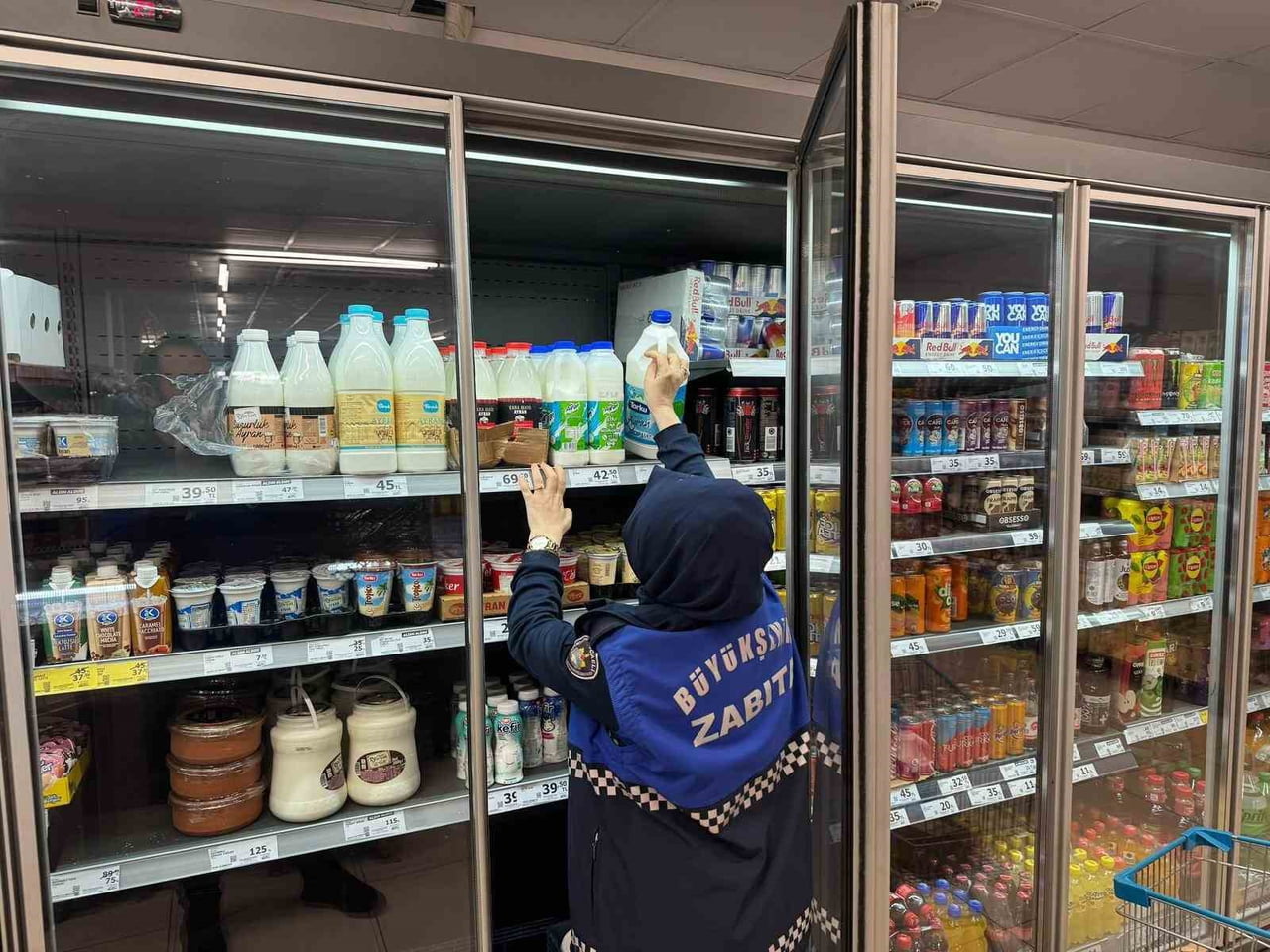 KOCAELİ'DE ZABITA EKİPLERİ, YAKLAŞAN RAMAZAN AYI ÖNCESİ DENETİMLERİNİ SIKLAŞTIRIRKEN, RAFLARDA SON...