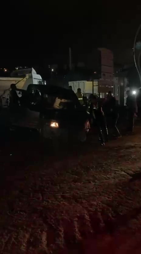 KOCAELİ'NİN DERİNCE İLÇESİNDE MADDİ HASARLI KAZANIN ARDINDAN ÇIKAN TARTIŞMA KISA SÜREDE BÜYÜDÜ....