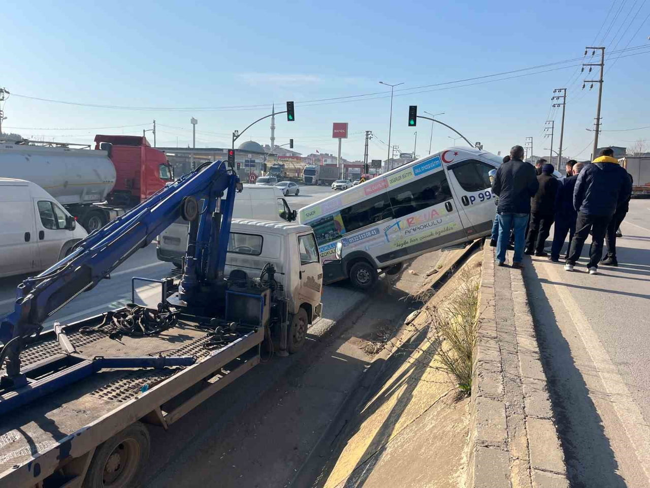 KOCAELİ'NİN DERİNCE İLÇESİNDE OTO YIKAMACIDA PARK HALİNDEYKEN HAREKET EDEN MİNİBÜS, İSTİNAT...
